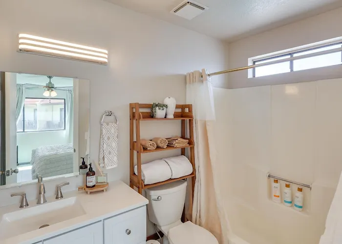 < 2 Mi To London Bridge: Chic W/ Pool Access Lake Havasu City