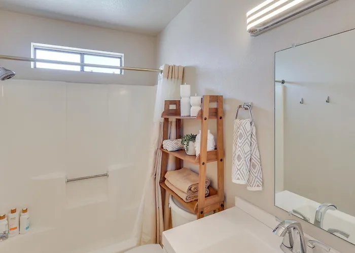 < 2 Mi To London Bridge: Chic W/ Pool Access